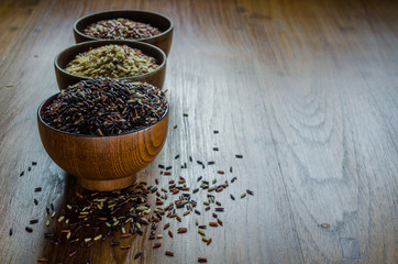 brown rice in wooden bowl