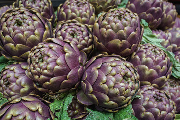 Obraz premium Closed up of fresh vegetable artichokes in italy market