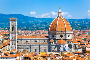 Fototapeta premium Widok z lotu ptaka na historyczne średniowieczne budynki, w tym katedrę Santa Maria del Fiore na starym mieście we Florencji we Włoszech