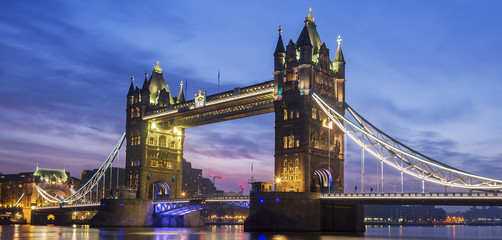 Famous Tower Bridge in the evening © Frédéric Prochasson