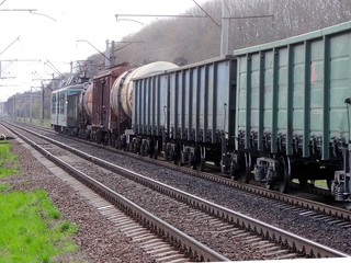 Fototapeta na wymiar Товарный железнодорожный состав с вагонами и цистернами