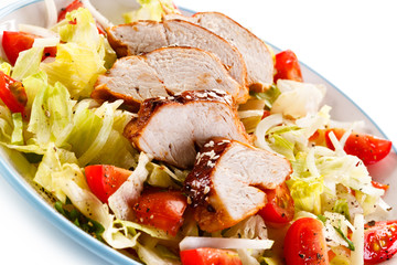 Green salad with grilled chicken fillet 