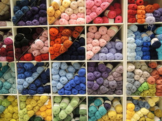 Pelotes de laine multicolores