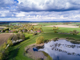 Fototapeta na wymiar Luftbild einer ländlichen Gegend im Frühling