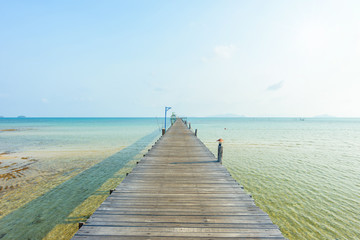 Obraz premium Wooden bridge over the sea