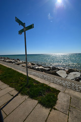 Wegweiserschild an der Promenade in Sassnitz