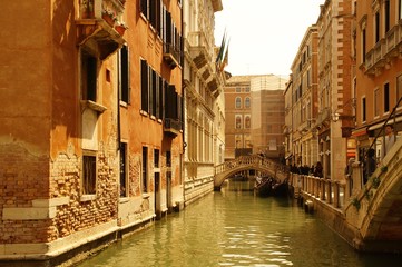 Fototapeta na wymiar Kanal in Venedig / Italien mit Brücke und Gondel