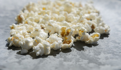 Popcorn mit unschärfe Hintergrund