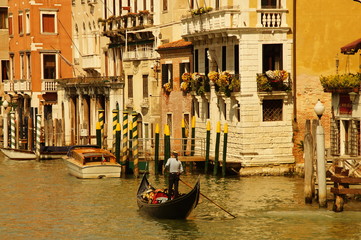 Eindrücke von einem Kanal in Venedig / Italien