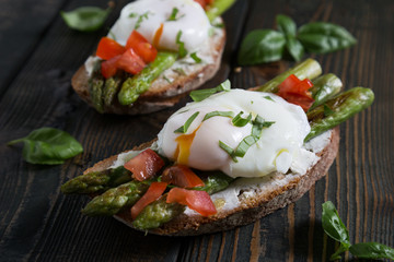 Bruschetta with asparagus and poached egg