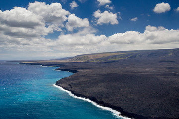 Luftaufnahme der von Lavaströmen geformten Südküste von Big Island, Hawaii, USA.