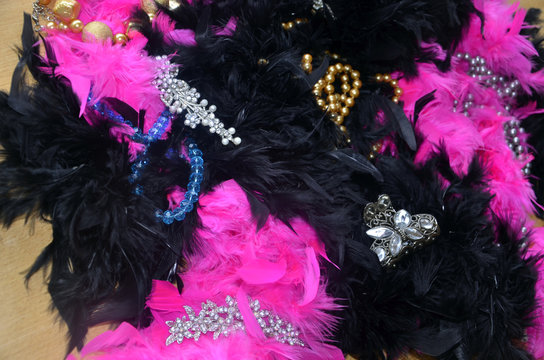 Boas en plumes noires et fuchsias, sautoirs et pinces &agrave; cheveux en strass