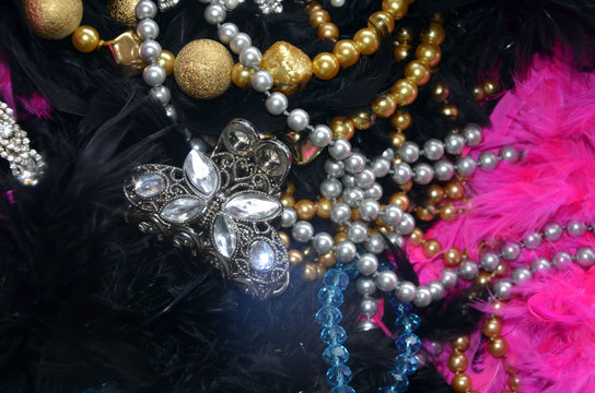 Boas en plumes noires et fuchsias, sautoirs et pinces &agrave; cheveux en strass