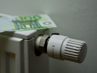 Geldscheine liegen auf einem Heizk&ouml;rper