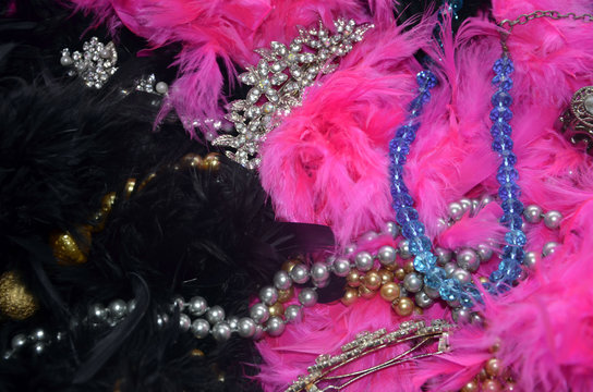 Boas en plumes noires et fuchsias, sautoirs et pinces &agrave; cheveux en strass