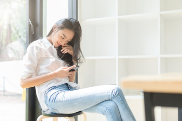 Obraz premium Listening music relaxation lifestyle,Woman playing music from smartphone for a leisure,Day light flare color effect.