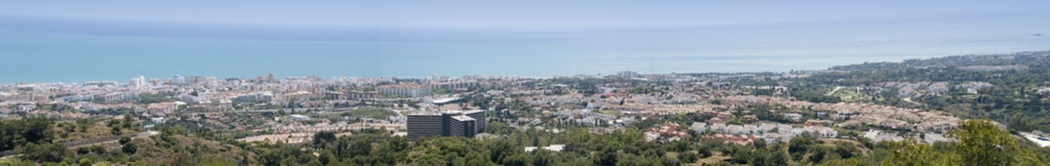 Fototapeta premium Panorámica de la ciudad de Marbella en la costa del sol de Andalucía, España