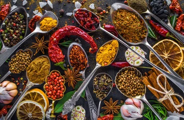 Foto op Plexiglas Kruiden Specerijen en kruiden in metalen kommen. Voedsel en keuken ingrediënten. Kleurrijke natuurlijke toevoegingen.