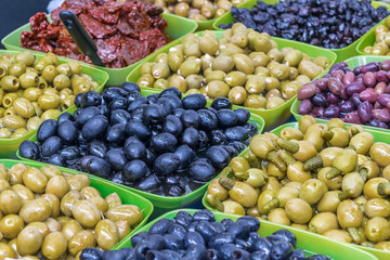In large bowls laid out olives of different colors.