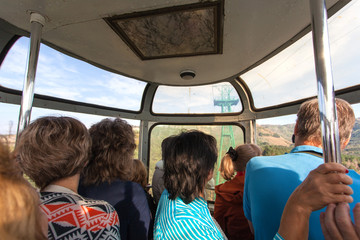 Кабинка канатной дороги в курортном парке Кисловодска: люди смотрят в окно. КМВ, Россия © pelatophoto