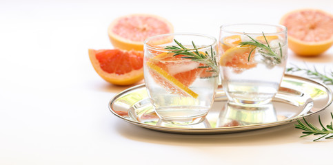 Detox drink with grapefruit, rosemary and ice.