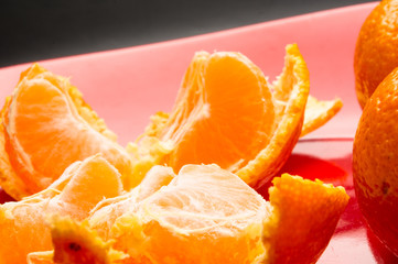 Fototapeta na wymiar tangerines in a red plate