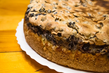 sponge cake with black currants