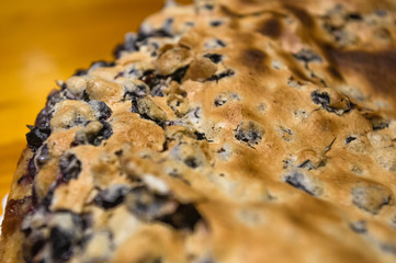 sponge cake with black currants