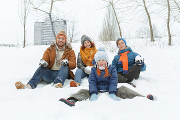 Fototapeta na wymiar Happy family in winter park