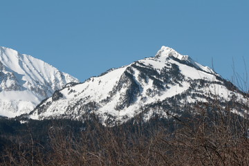 Montagnes enneigées dans les Pyrénées ariégeoises, Donezan, Occitanie dans le sud de la France
