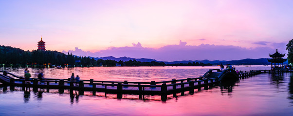 Obraz premium Beautiful hangzhou west lake scenery at sunset
