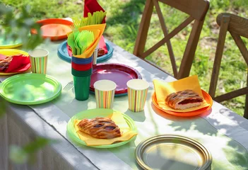 Photo sur Plexiglas Pique-nique Table served with disposable tableware in garden