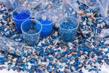 Plastik Mahlgut Testbecher und Kunststoffbeutel