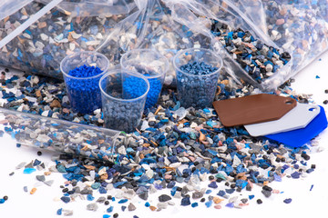 Plastik Mahlgut mit Farbmuster und Kunststoffbeutel