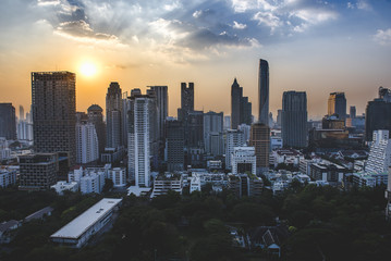 Obraz premium Bangkok cityscape at dusk.