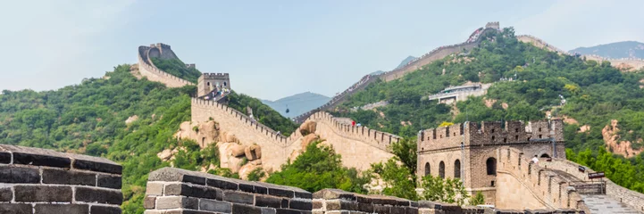 Photo sur Plexiglas Mur chinois Bannière panoramique du paysage naturel de la Grande Muraille de Chine, principale attraction touristique du monde. Contexte de la publicité textuelle. Destination de voyage en Asie à Pékin.