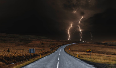 De weg met krachtig onweer aangelegd