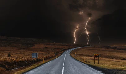 Fotobehang Onweer De weg met krachtig onweer aangelegd