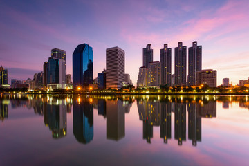 Fototapeta premium Widok na nowoczesne biurowce w Bangkoku, kondominium w centrum Bangkoku z niebem o zachodzie słońca, Bangkok jest najbardziej zaludnionym miastem w Azji Południowo-Wschodniej. Bangkok, Tajlandia