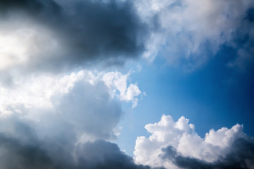Fototapeta na wymiar Cloudly blue skyscape.