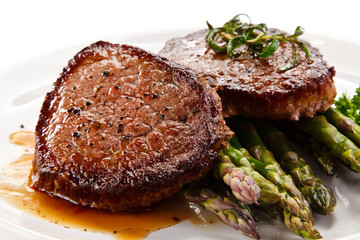 Roast steak with asparagus
