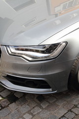 Fototapeta na wymiar Scheinwerfer eines graun Autos im Hochformat
