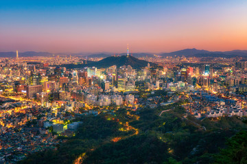 Obraz premium Seoul city and namsan tower skyline at night in Korea