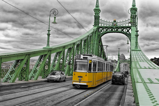 Fototapeta Budapest Strassenbahn auf Freiheitsbrücke coloriert