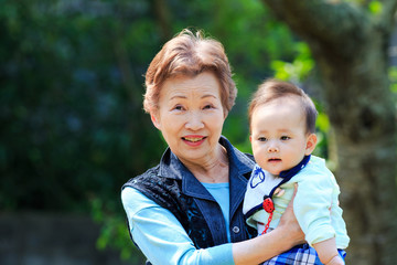高齢者とかわいい赤ちゃん