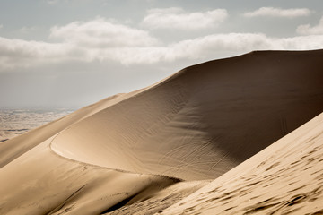 Fototapeta na wymiar Top of an impressive sand dune with a round edge