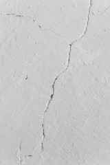 Deep crack in the whitewashed wall © sudok1
