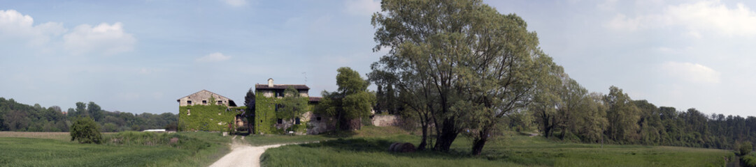 Fototapeta na wymiar panoramica rustico in campagna