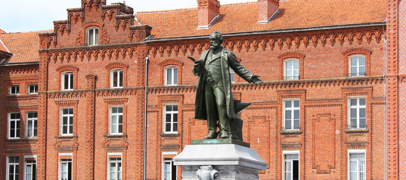 Familistère de Guise (France) / Statue de Jean-Baptiste André Godin