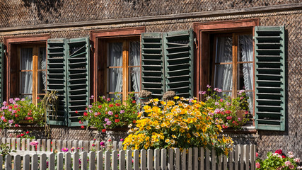 Biberschindelfassade eines alten Bauernhauses in Schlosswil Kanton Bern